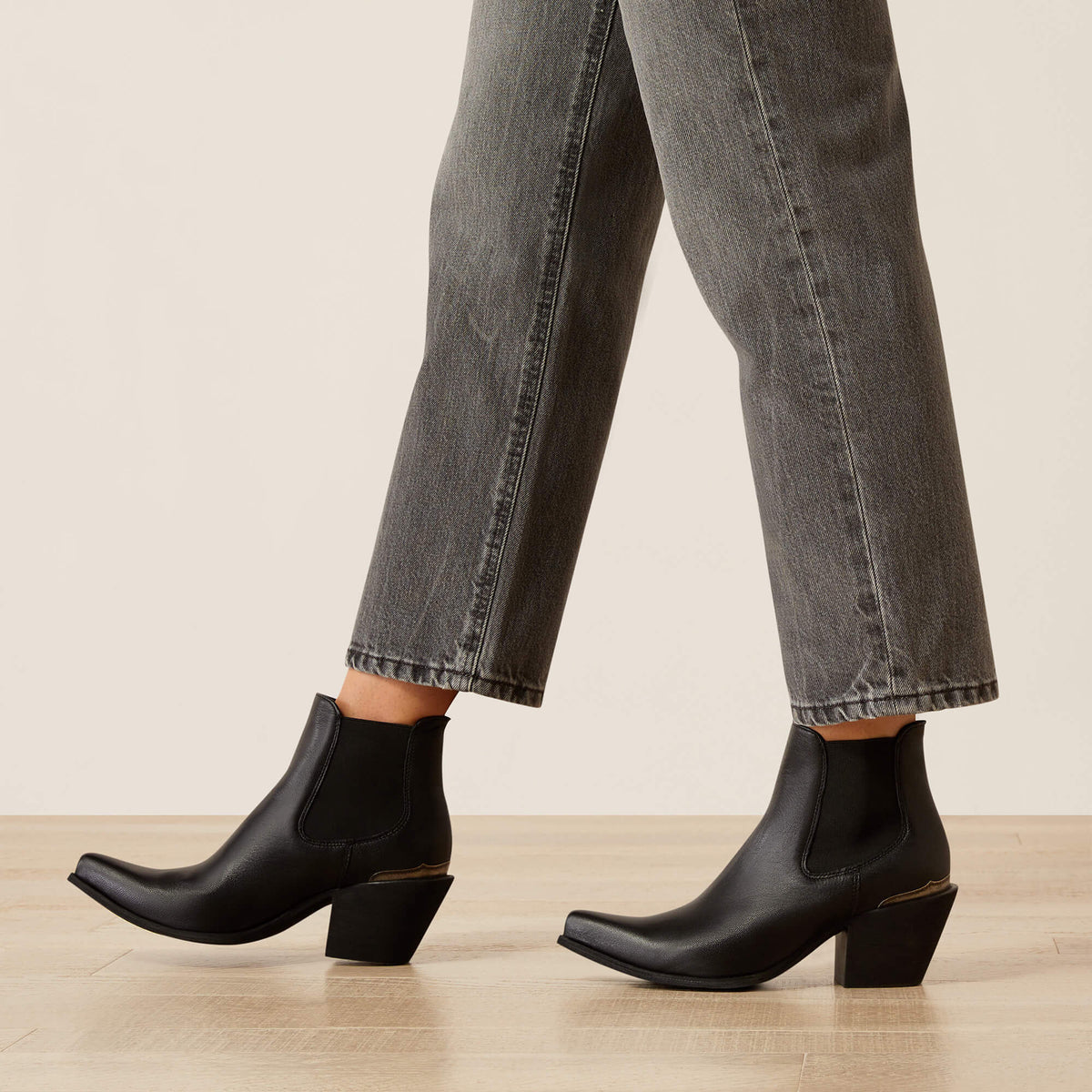 Ariat New Ultra High Rise Jazmine Tomboy Relaxed Straight Leg Jeans